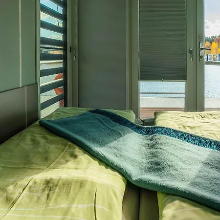 Hausboot Paradise Úszó hotel *